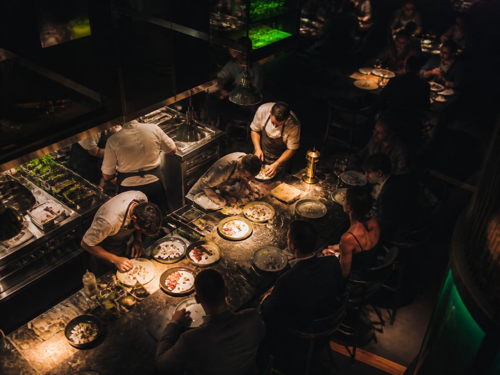 Restaurante moderno con servicio en marcha